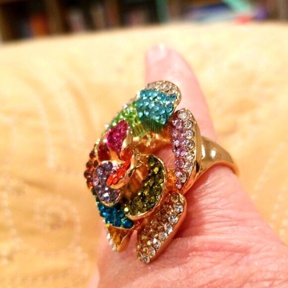 AUSTRIAN CRYSTALS IN THIS GORGEOUS RING!!! - Picture 5 of 8
